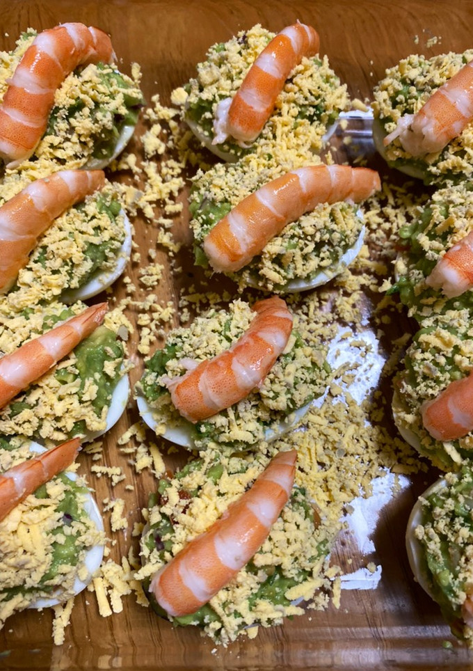 Una foto de Huevos rellenos de guacamole