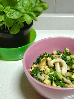 Una foto de Tofu al curry con kale y setas