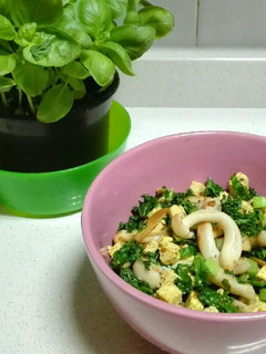 Una foto de Tofu al curry con kale y setas