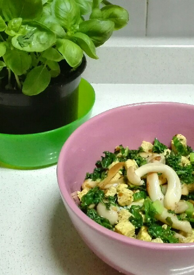 Una foto de Tofu al curry con kale y setas