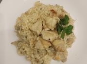 Una foto de risotto de pollo y hongos
