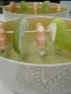 Una foto de Sopa de pepino con brochetas de langostinos