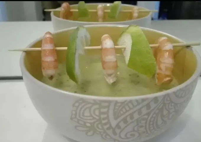 Pasos sencillos para Preparar  Sopa de pepino con brochetas de langostinos