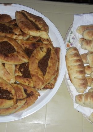 صورة لوصفة صفيحة لحمة ومعجنات نقانق