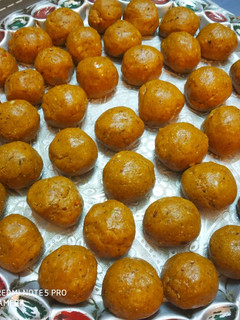 A picture of Besan Laddu.