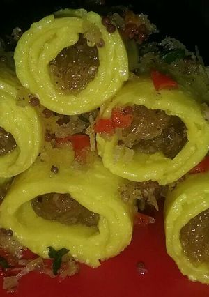 A picture of Mango stuffed khandvi.