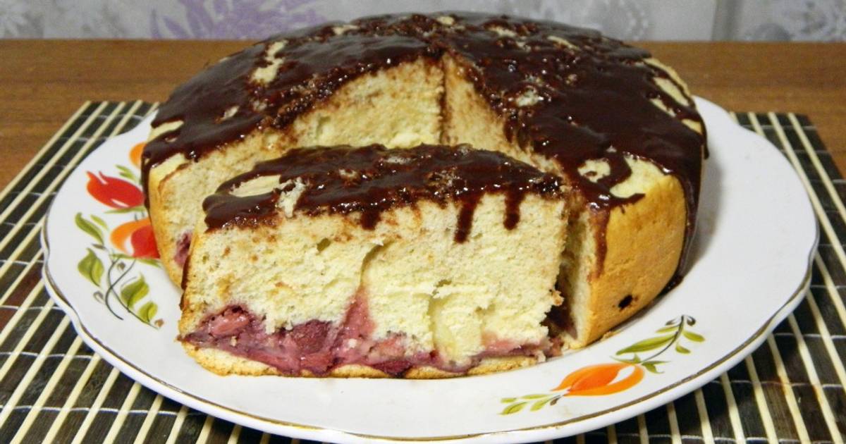 Бисквитный пирог с клубникой и шоколадом в мультиварке — рецепт для мультиварки