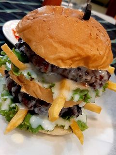 ডাবল লেয়ার বীফ বার্গার। রেসিপির প্রধান ছবি