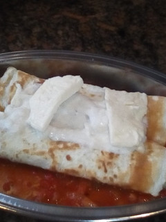 Una foto de Canelones de espinaca y nuez, con dos salsas
