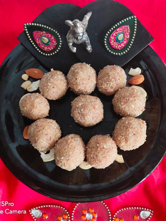 पोह्याचे लाडू (poha ladoo recipe in marathi) रेसिपी चे मुख्य फोटो