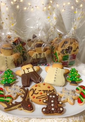 Une photo de Sablés de Noël au beurre (avec glaçage royal sans œufs)