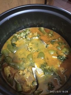 A picture of Rice cooker pangasius fish with capsicums.