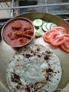 खानदेश स्पेशल भरलेली मसाला वांगी/ मोदक भरलेली वांगी (modak bharleli vangi recipe in marathi) रेसिपी चे मुख्य फोटो