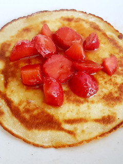 Una foto de Tortita de Arroz con Fresas confitadas y Jarabe de Arce