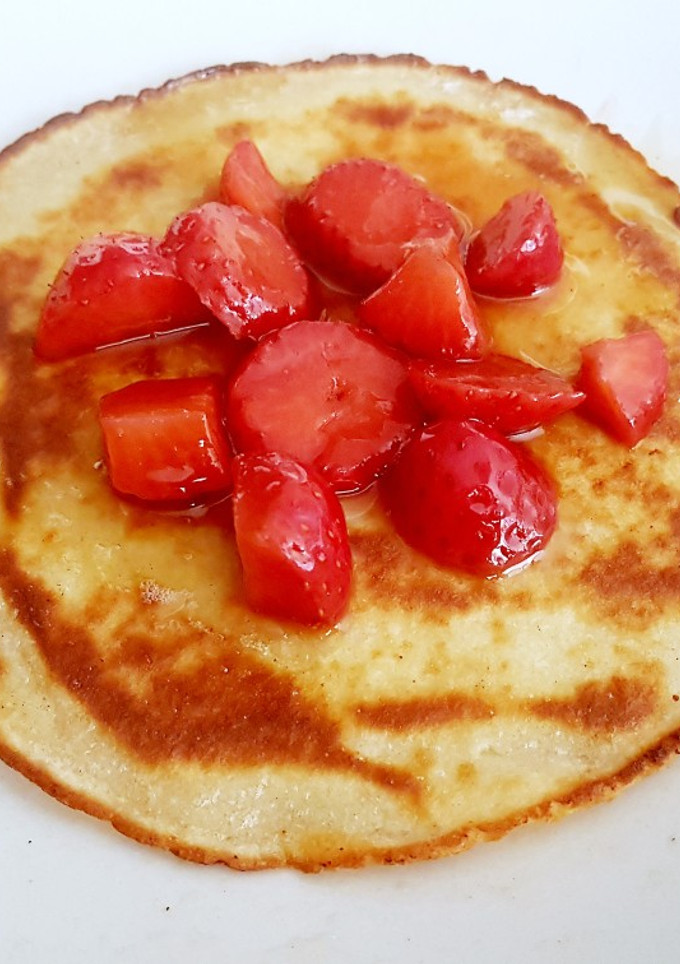 Una foto de Tortita de Arroz con Fresas confitadas y Jarabe de Arce