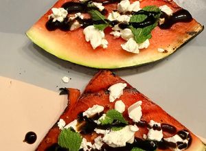 Foto principal de Sandía a la brasa con queso de cabra y menta