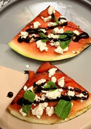 Una foto de Sandía a la brasa con queso de cabra y menta