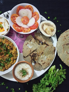 રીંગણનો ઓળો અને બાજરીજુવારના રોટલા (Ringan no oro with bajra-juar roti recipe in Gujarati) રેસીપી મુખ્ય ફોટો
