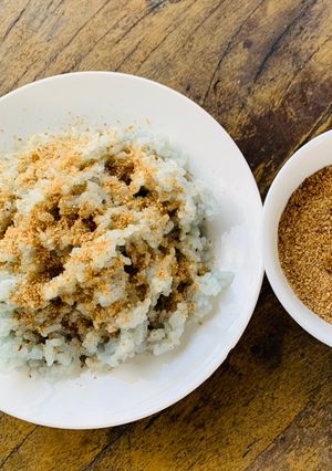 Hình của món Xôi đậu biếc cốt dừa muối mè thơm phức ngày mưa.
