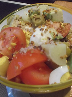 Una foto de Ensalada con polen y petalos de sal ahumada