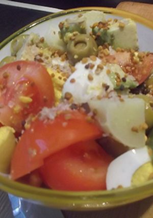 Foto principal de Ensalada con polen y petalos de sal ahumada