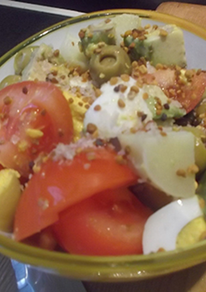 Una foto de Ensalada con polen y petalos de sal ahumada