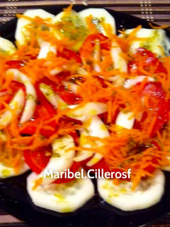 Una foto de Ensalada blanca y roja