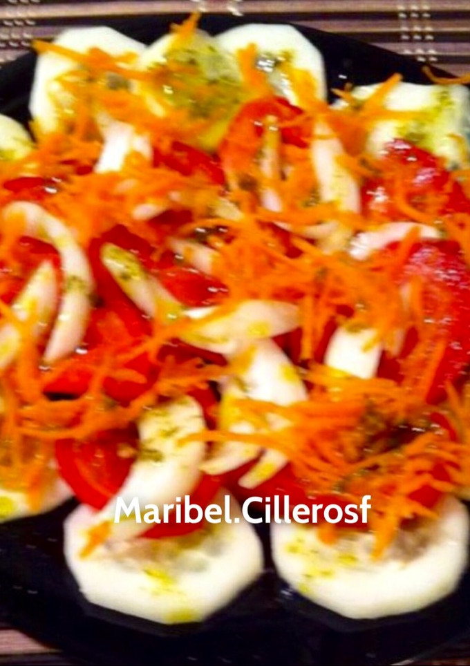 Una foto de Ensalada blanca y roja