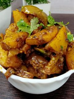 सूखी आलू बैंगन की सब्ज़ी (Sukhi aloo baingan ki sabzi recipe in hindi) रेसिपी मुख्य फोटो