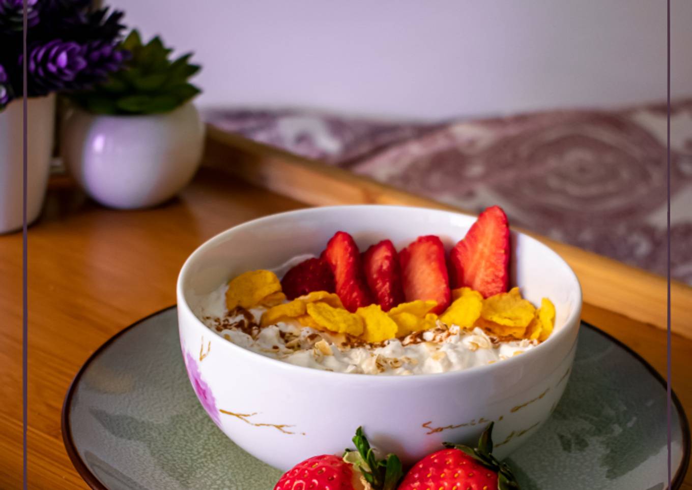 Desayuno saludable proteico de fresas con avena y yogurt