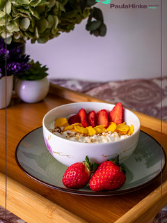 Una foto de Desayuno saludable proteico de fresas con avena y yogurt