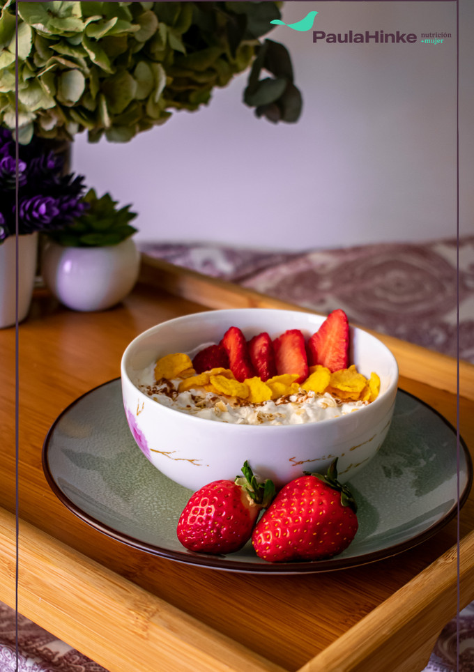 Una foto de Desayuno saludable proteico de fresas con avena y yogurt