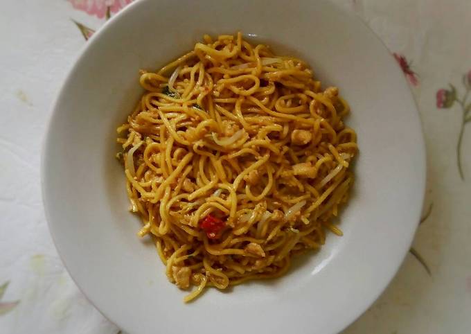 Mie goreng ayam enak dan lembab