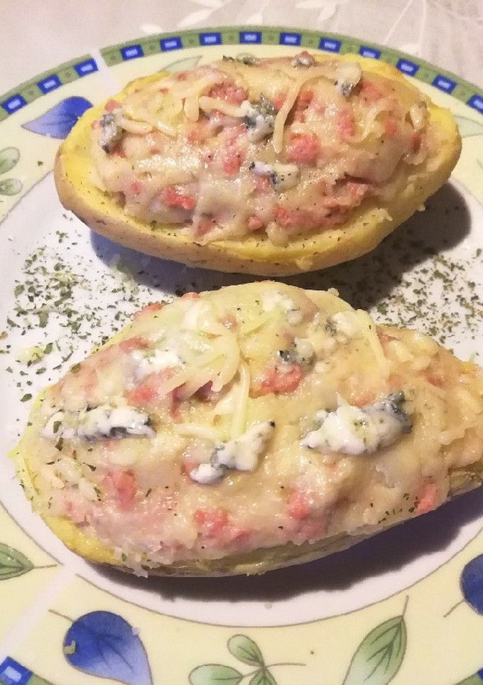 Una foto de Papas asadas rellenas de carne picada y roquefort🥔🧀