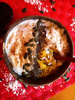 Una foto de Porridge cúrcuma latte