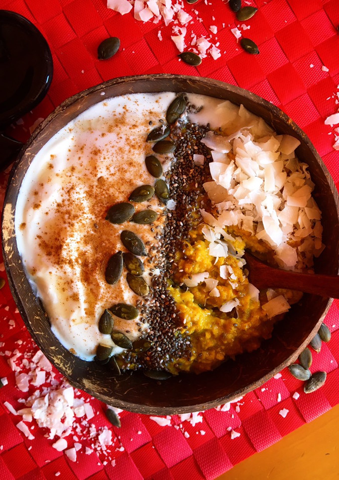 Una foto de Porridge cúrcuma latte