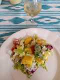 Ensalada de Mango, Aguacate y Queso de Cabra con Vinagreta de Yogur Griego, Miel y Mostaza