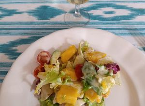 Foto principal de Ensalada de Mango, Aguacate y Queso de Cabra con Vinagreta de Yogur Griego, Miel y Mostaza