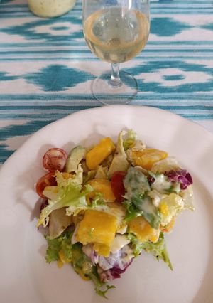 Foto principal de Ensalada de Mango, Aguacate y Queso de Cabra con Vinagreta de Yogur Griego, Miel y Mostaza