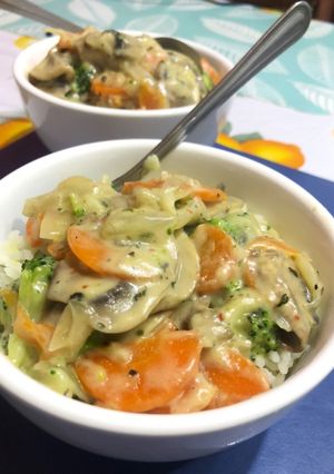 Una foto de Champiñones y vegetales a la crema