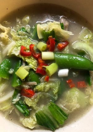 A picture of Clean green noodle soup - vegan.