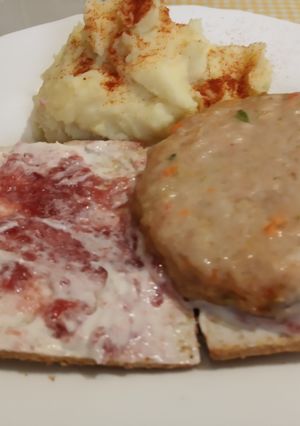 Una foto de Hamburguesas al Microondas con mermelada y queso