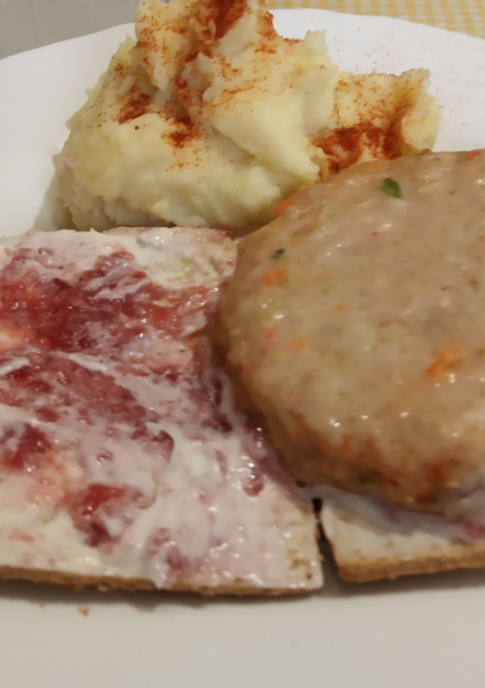 Una foto de Hamburguesas al Microondas con mermelada y queso