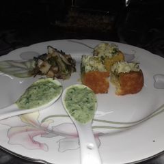 A picture of Garlicky coriander dip.