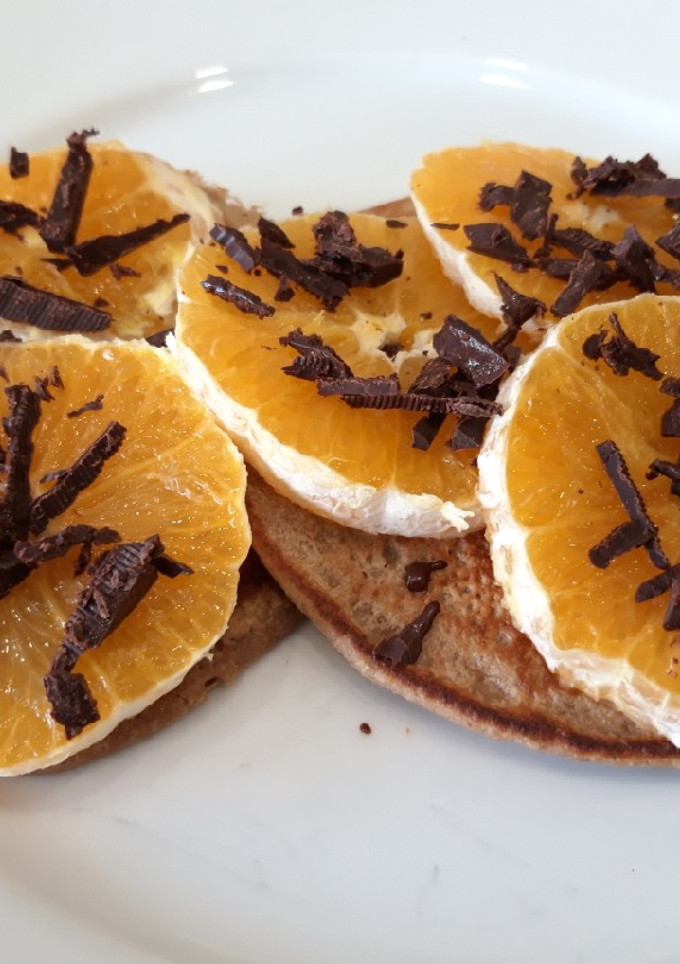 Una foto de Tortitas de avellana y cacao con fruta