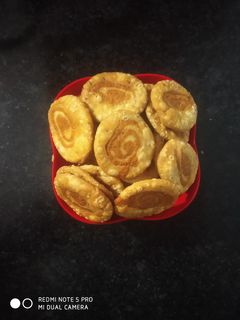मैदे और बेसन की मठरी (Maida aur besan ki mathri recipe in hindi) रेसिपी मुख्य फोटो