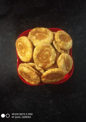 मैदे और बेसन की मठरी (Maida aur besan ki mathri recipe in hindi) रेसिपी मुख्य फोटो