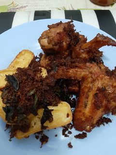 A picture of Galangal fried chicken.