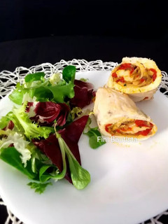 Una foto de Pechuga de pavo rellena de champiñones y pimientos de piquillo