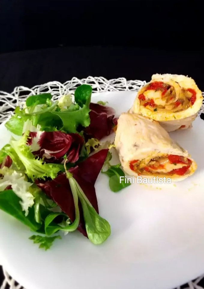 Una foto de Pechuga de pavo rellena de champiñones y pimientos de piquillo